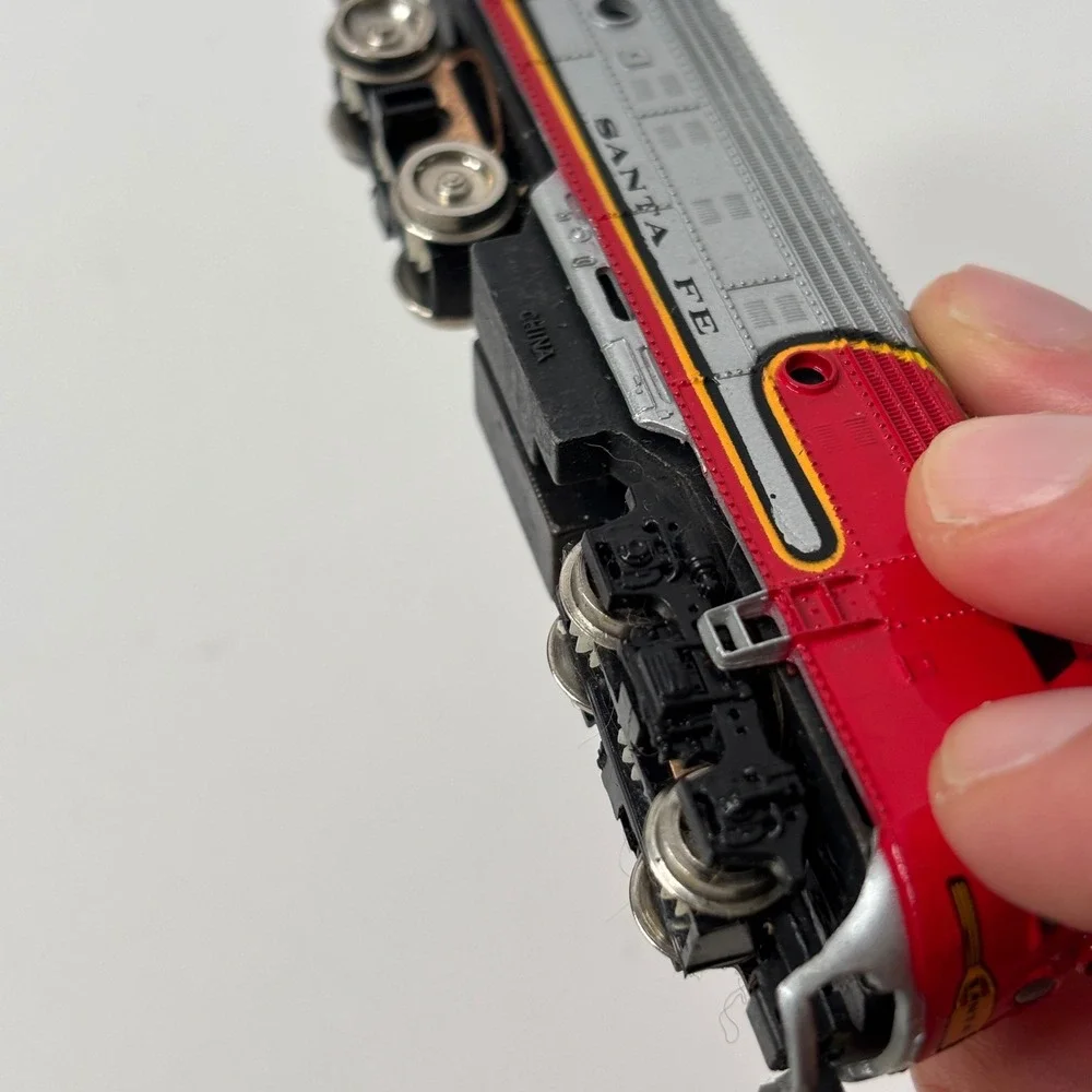 N-Scale Bachmann Santa Fe F7-A Dummy Non-Powered Diesel Locomotive #215‎ Train
